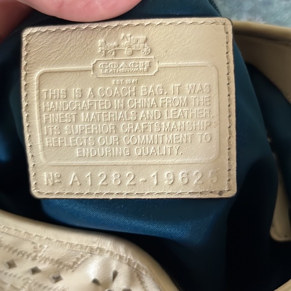 Coach unique patterned cream leather shoulder bag. Turquoise inside. - Picture 6 of 12